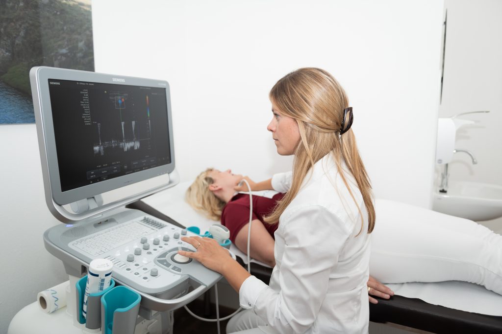 Dr. Jansen beim Ultraschall